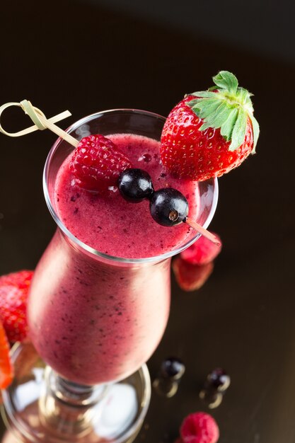 Smoothie aux fraises sur fond sombre