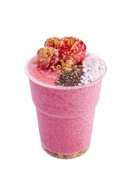 Smoothie aux fraises isolé sur fond blanc