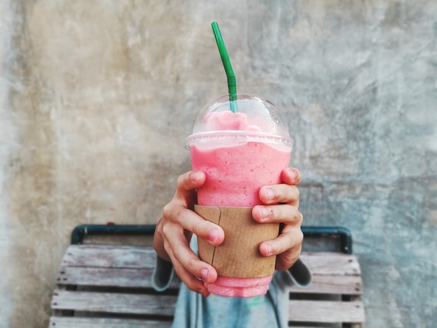 Smoothie aux fraises à la main