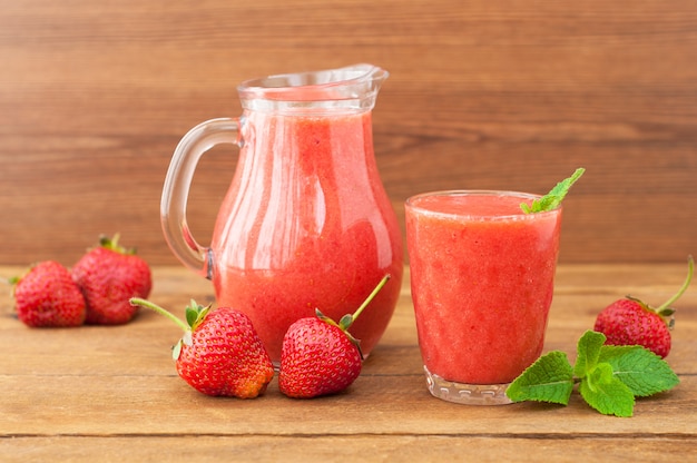 Smoothie aux fraises à la menthe sur un fond en bois rustique. Aliments sains. Mise au point sélective