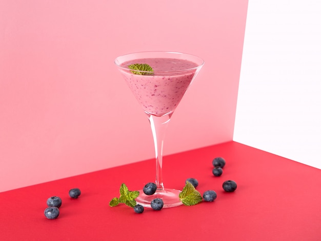 Smoothie aux fraises et myrtilles dans un verre à martini