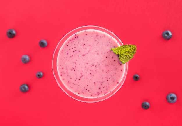 Smoothie aux fraises et myrtilles dans un verre à martini