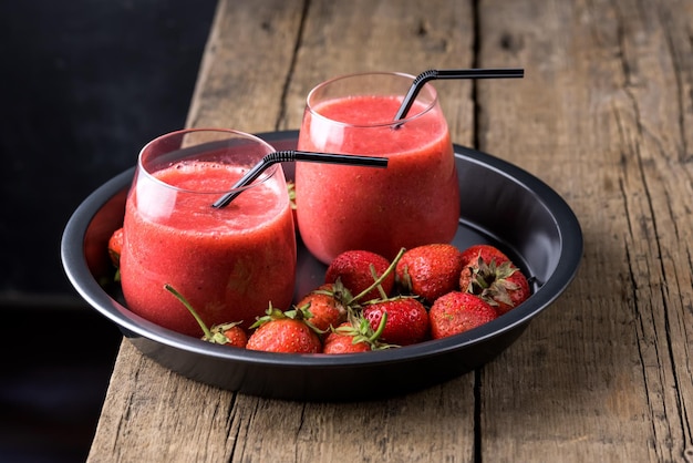 Smoothie aux fraises saine et diététique Boisson Détox Horizontale sur fond de bois