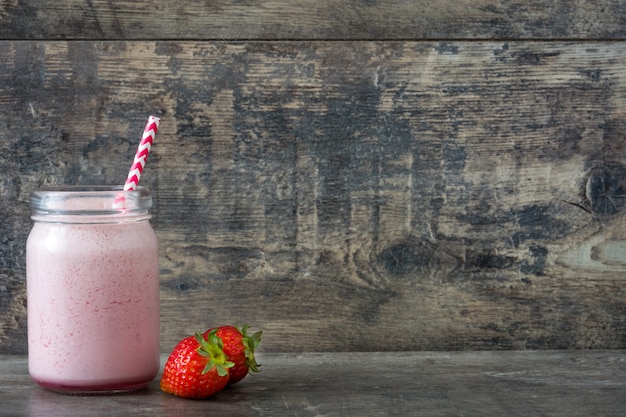 Smoothie aux fraises sur table en bois