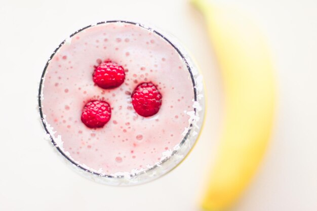 Smoothie aux framboises concept de style de recette de saine alimentation