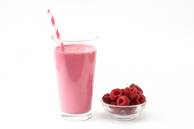 Smoothie aux framboises isolé sur blanc