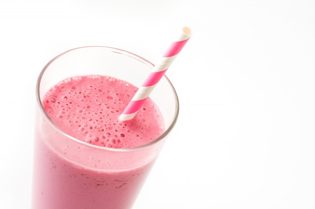 Smoothie aux framboises isolé sur blanc