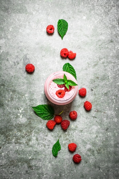 Smoothie aux framboises à la menthe sur table grise