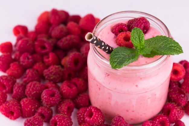 Smoothie aux framboises sain et beaucoup de framboises sur la vue de dessus de table