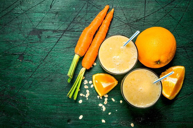 Smoothie aux fruits dans des verres sur table rustique.