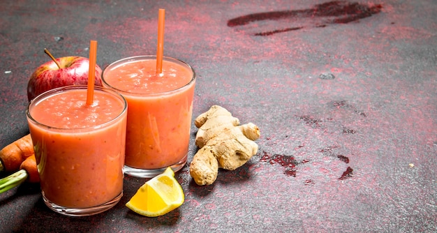 Smoothie aux fruits dans des verres