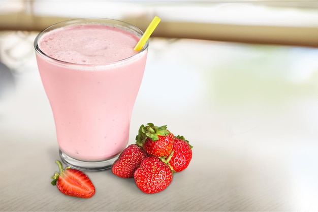 Smoothie aux fruits isolé sur fond blanc