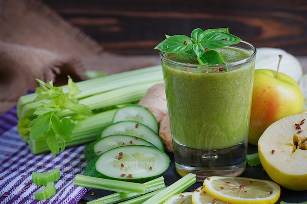 Smoothie aux fruits et légumes Petit-déjeuner sain