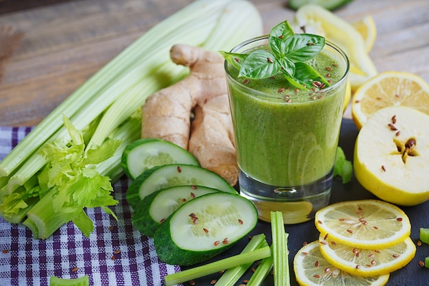 Smoothie aux fruits et légumes sur une surface en bois