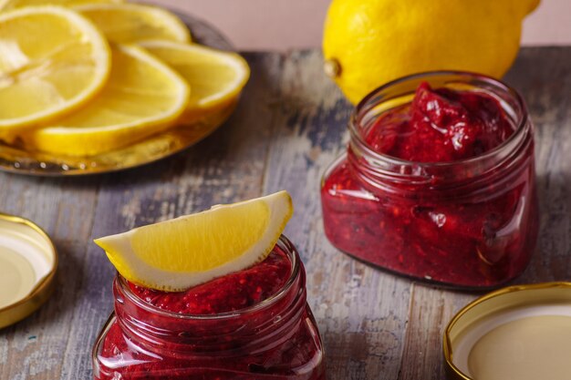 Smoothie aux fruits rouges frais sur une planche.