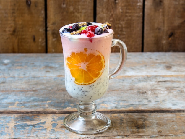 smoothie aux fruits rouges, yaourt et graines de chia