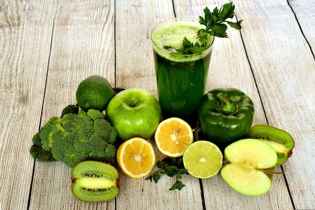 Smoothie aux fruits verts sain et délicieux photo gratuite