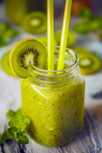 Smoothie aux fruits verts