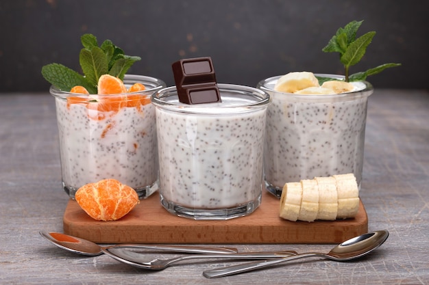 Smoothie aux graines de chia et aux fruits, alimentation saine, régime céto