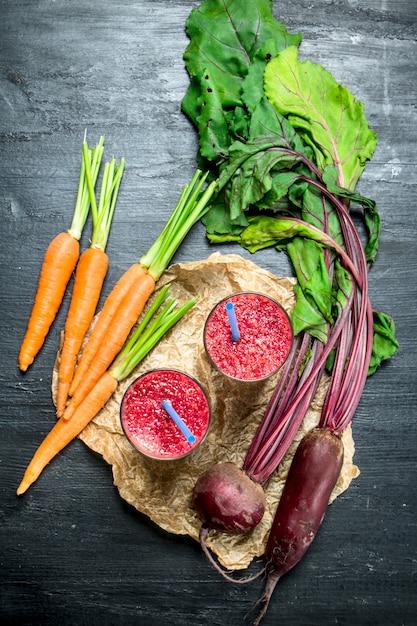 Smoothie aux légumes avec betteraves et carottes sur fond noir