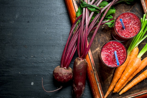 Smoothie aux légumes avec betteraves et carottes.