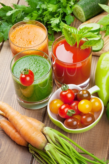 Smoothie aux légumes frais sur table en bois. Tomate, concombre, carotte