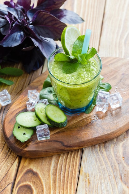 Smoothie aux légumes verts