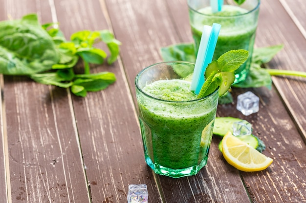 Smoothie aux légumes verts