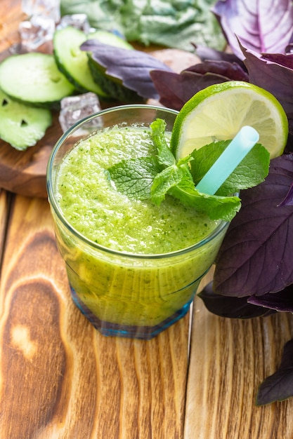 Smoothie aux légumes verts