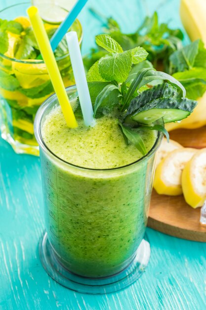 Smoothie aux légumes verts