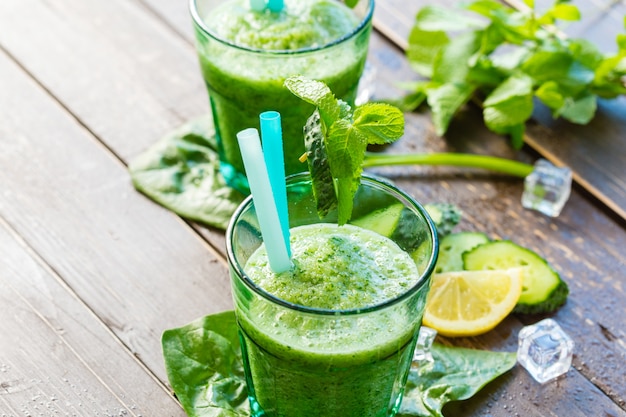 Smoothie aux légumes verts