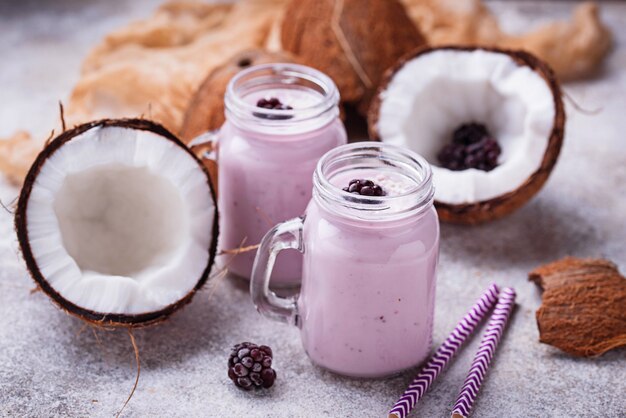 Smoothie aux mûres et au lait de coco