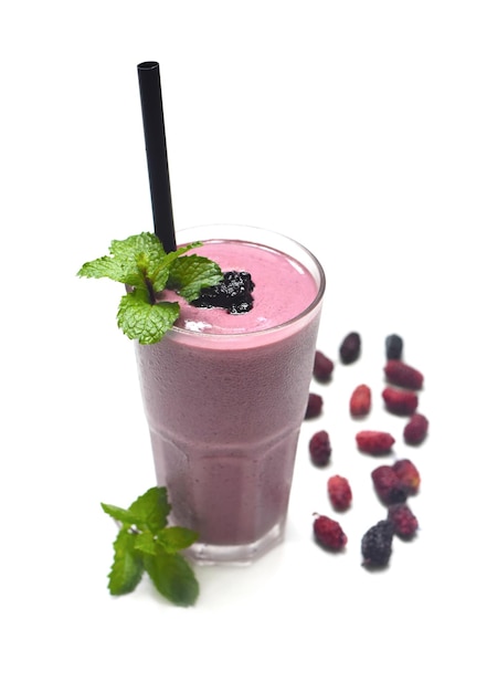 Smoothie aux mûres sur fond blanc gros plan