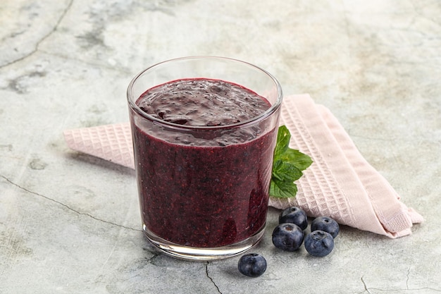 Smoothie aux myrtilles naturelles douces et fraîches