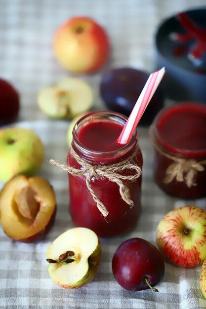 Smoothie aux pommes et aux prunes