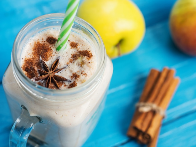 Smoothie aux pommes dans un verre à la cannelle