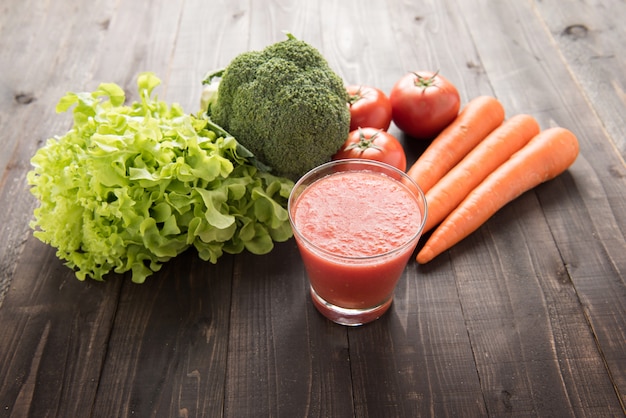 Smoothie aux tomates avec des ingrédients frais et des légumes.