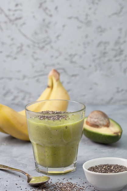 Smoothie avocat et banane en pot de verre