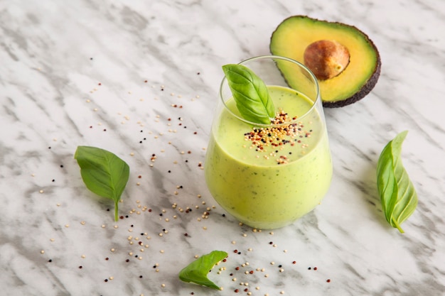 Smoothie avocat et basilic, boisson saine.