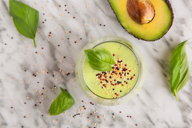 Smoothie avocat et basilic, boisson saine.