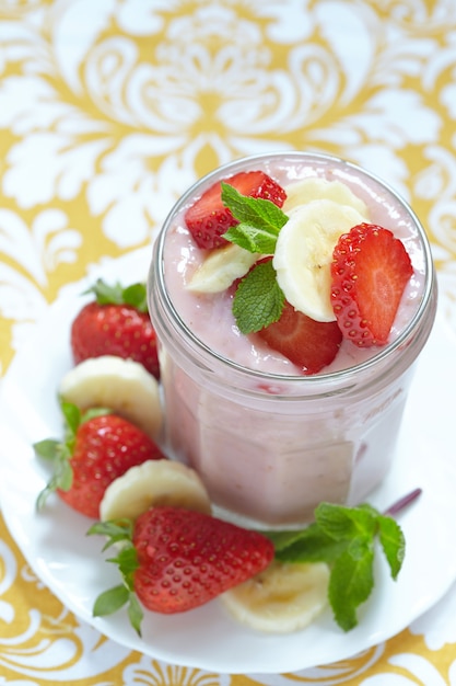 Smoothie à l'avoine pendant la nuit avec fraise et banane