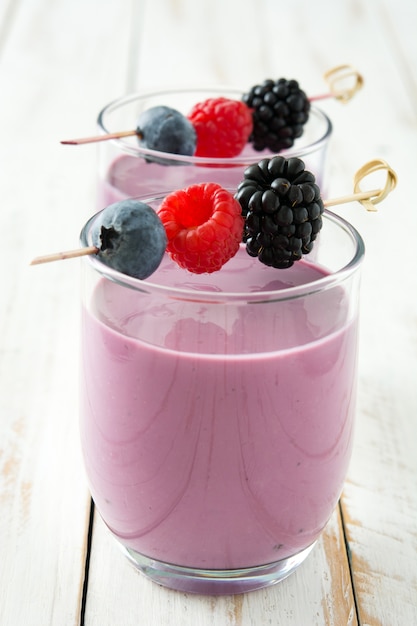 Smoothie de baies saines en verre sur table en bois