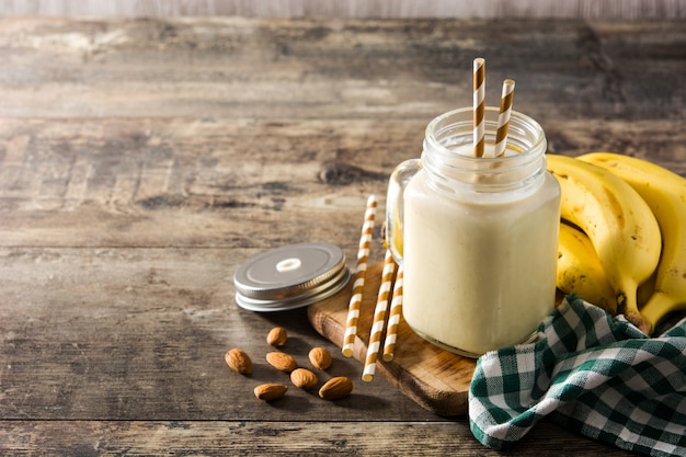 Smoothie banane aux amandes en pot