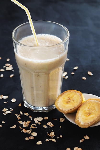 Smoothie banane à l&#39;avoine sur fond sombre