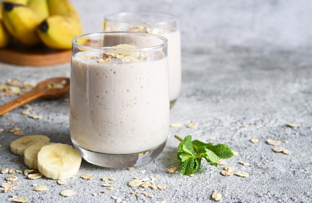 Smoothie à la banane et à l'avoine pour le petit déjeuner. Menu détox.