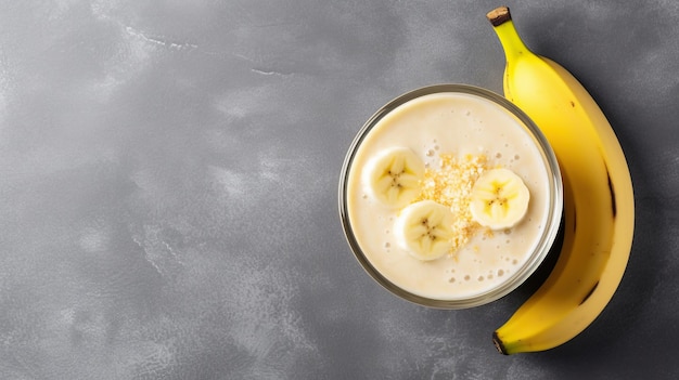 Photo un smoothie à la banane dans un verre sur un fond gris