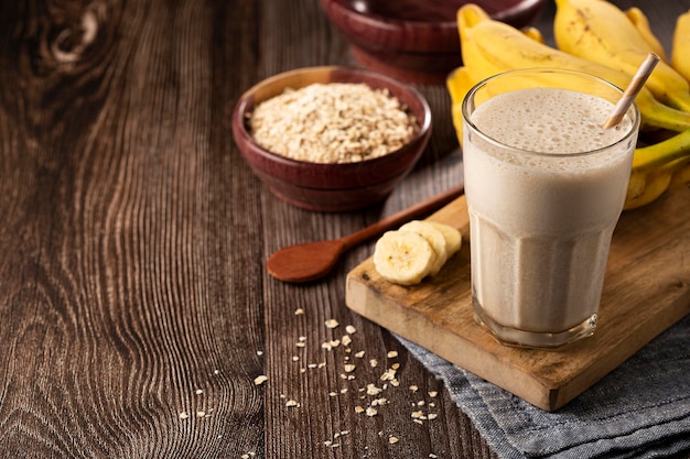 Smoothie à la banane avec du lait, de la banane et des flocons d'avoine.