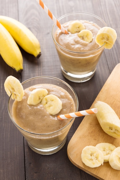 Smoothie banane sur fond en bois. Vue de dessus