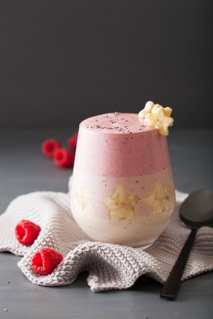 Smoothie de banane framboise en couches en verre