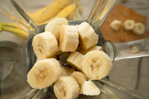 Photo un smoothie de banane végétalien sur la table de la cuisine.